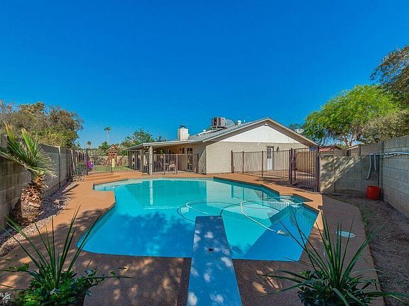 3rd image of 4311 W Paradise Dr