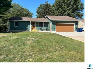 100 Jans Cir, Baltic, SD 57003