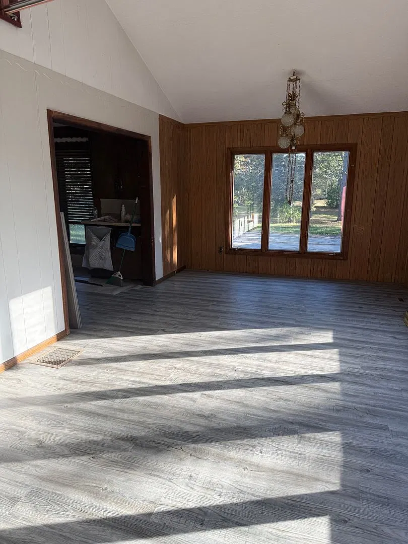 3 Bedroom- Walking distance to Mud Lake — Photo 1