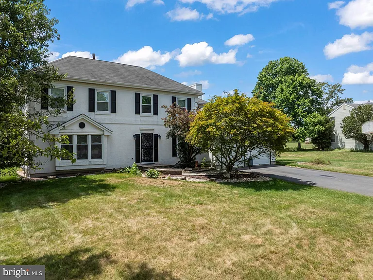 5 Robert Dr — Photo 1
