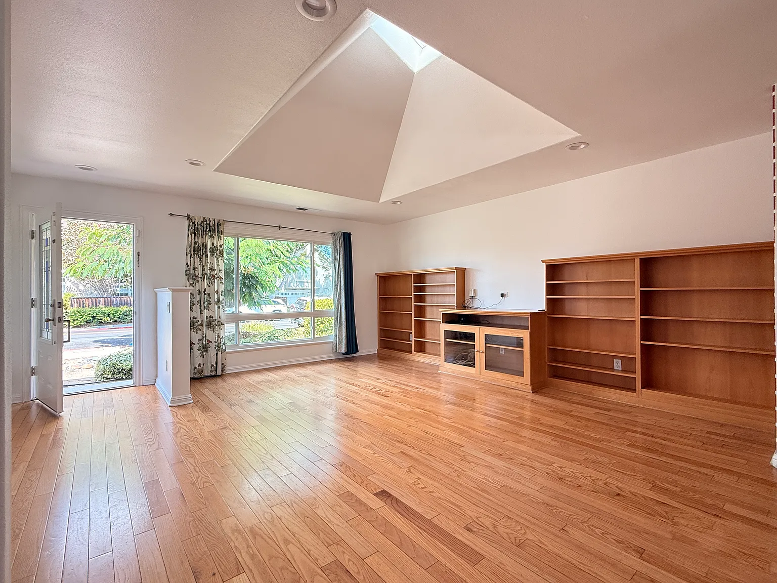 4 bed, 1950 sqft, $7,795 — Photo 2