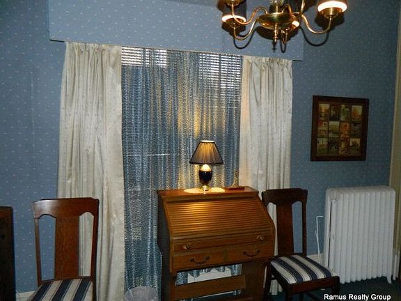 5th image of 29 E Oak St