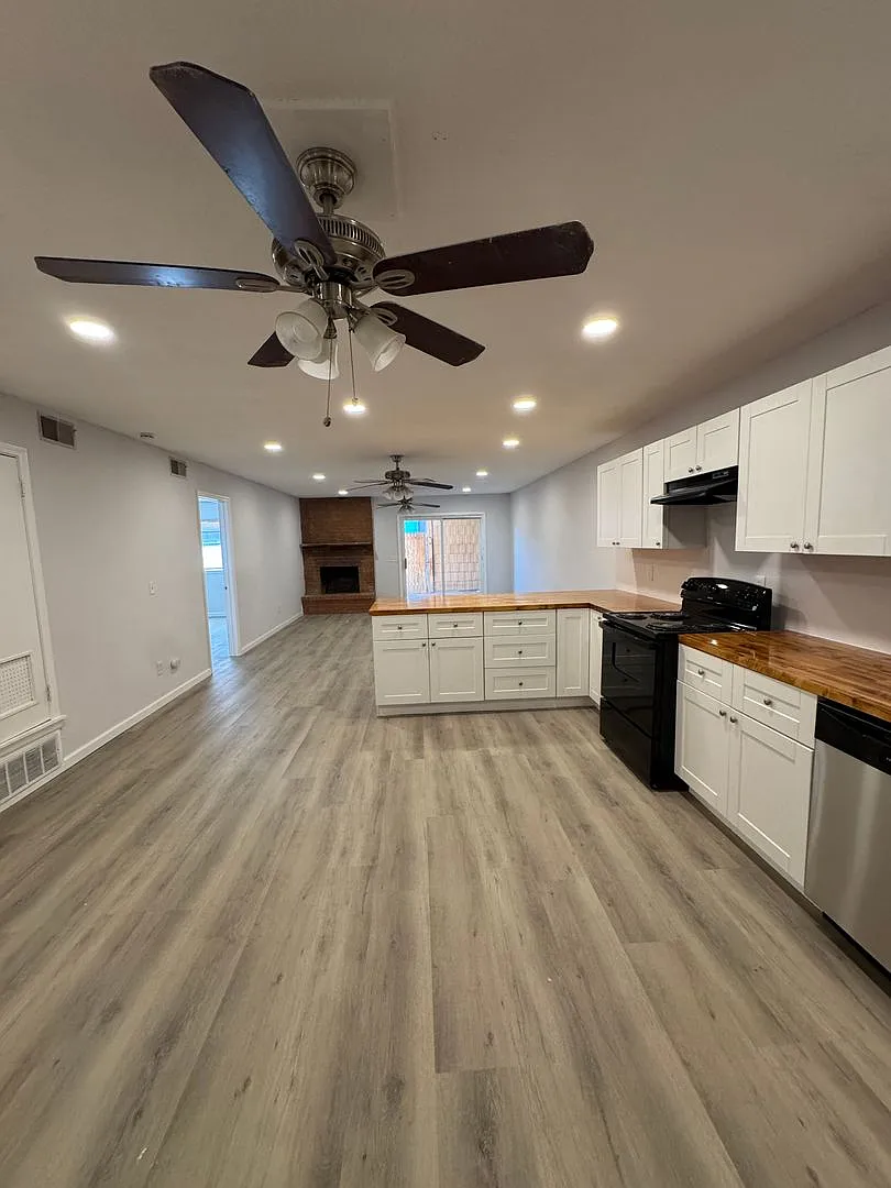 Spacious 4 Bedroom, 2 Bathroom Over 1700 Sqft. Duplex In Westridge! Remodeled — Photo 1