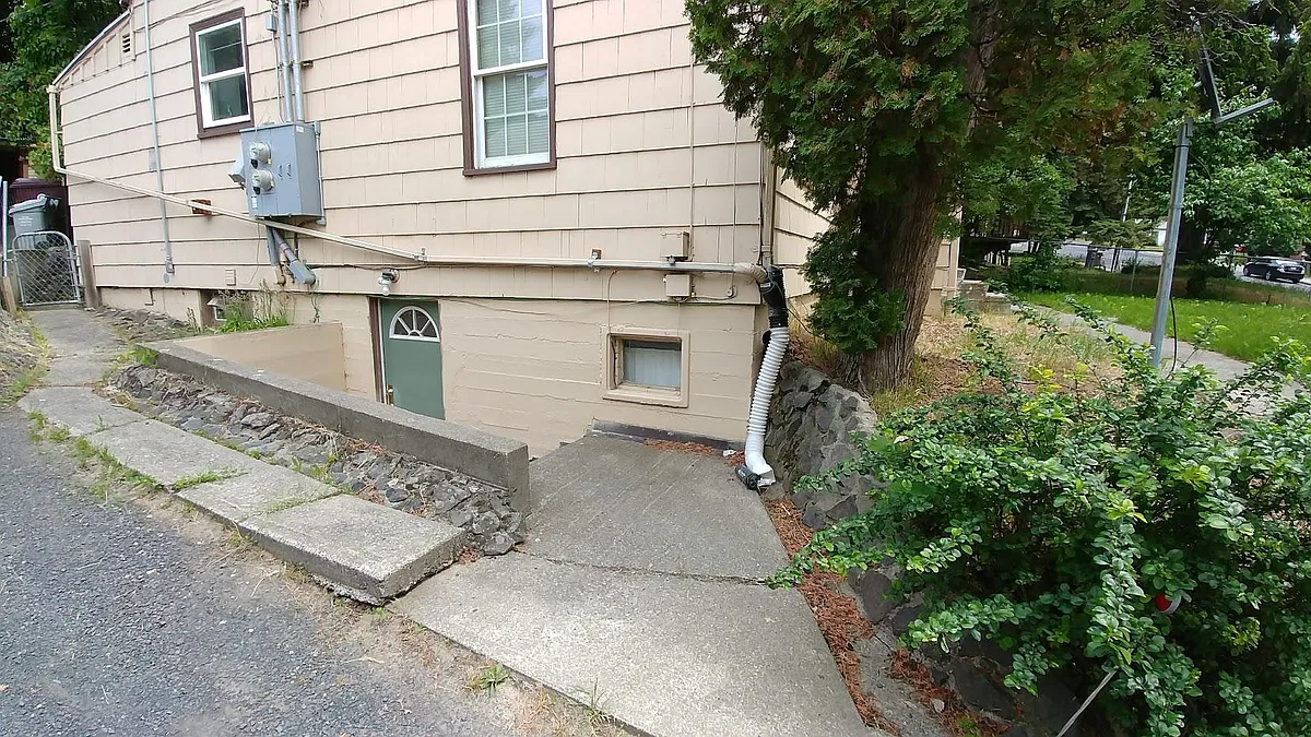 Building Photo - 1150 NE Harvey Rd #B