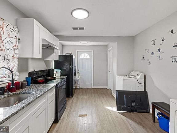 4th image of 1128 Fair St SW