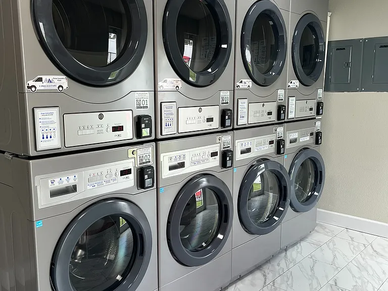 Deluxe Laundry Center