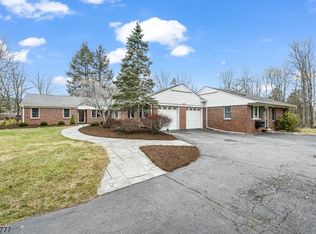 7 Chuckanutt Dr, Oakland, NJ 07436