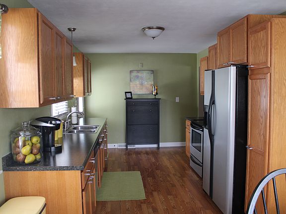 Updated eat-in kitchen