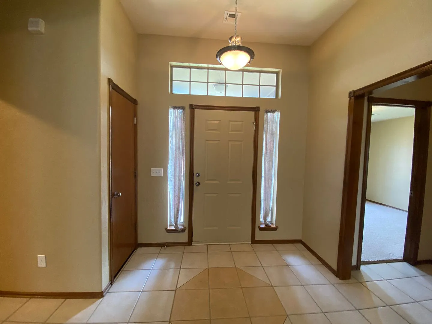 Large 3 Bed 2 Bath Home In Moore Schools With Storm Shelter — Photo 2
