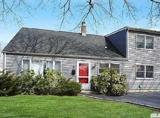 9 Heather Ln, Levittown, NY 11756