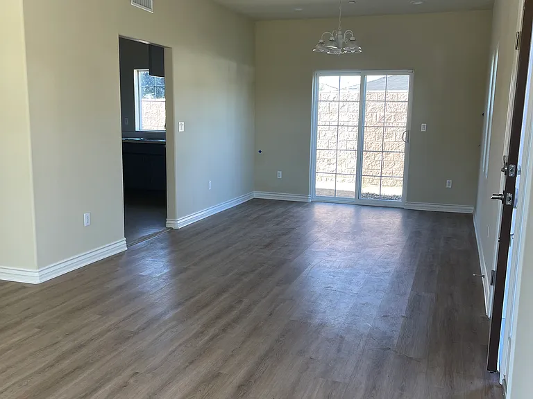 632 E Grand Ave — Photo 3