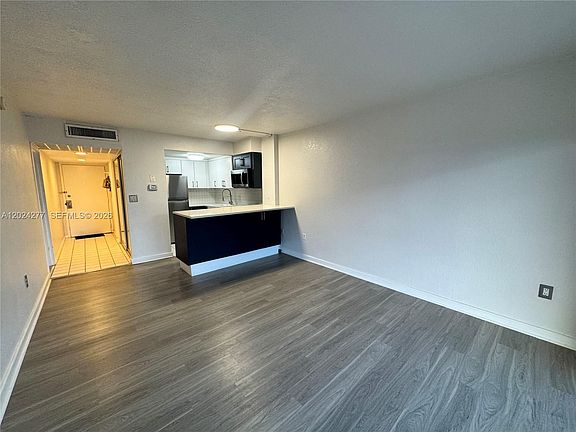4th image of 1650 NE 115th St APT 609