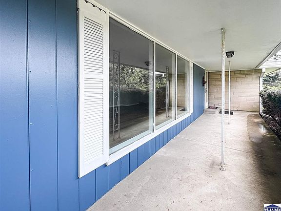 2nd image of 1004 E Barbara Ln