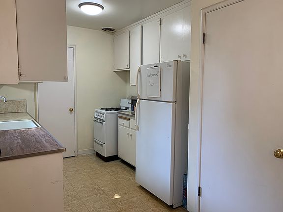 4th image of 653 Channing Ave