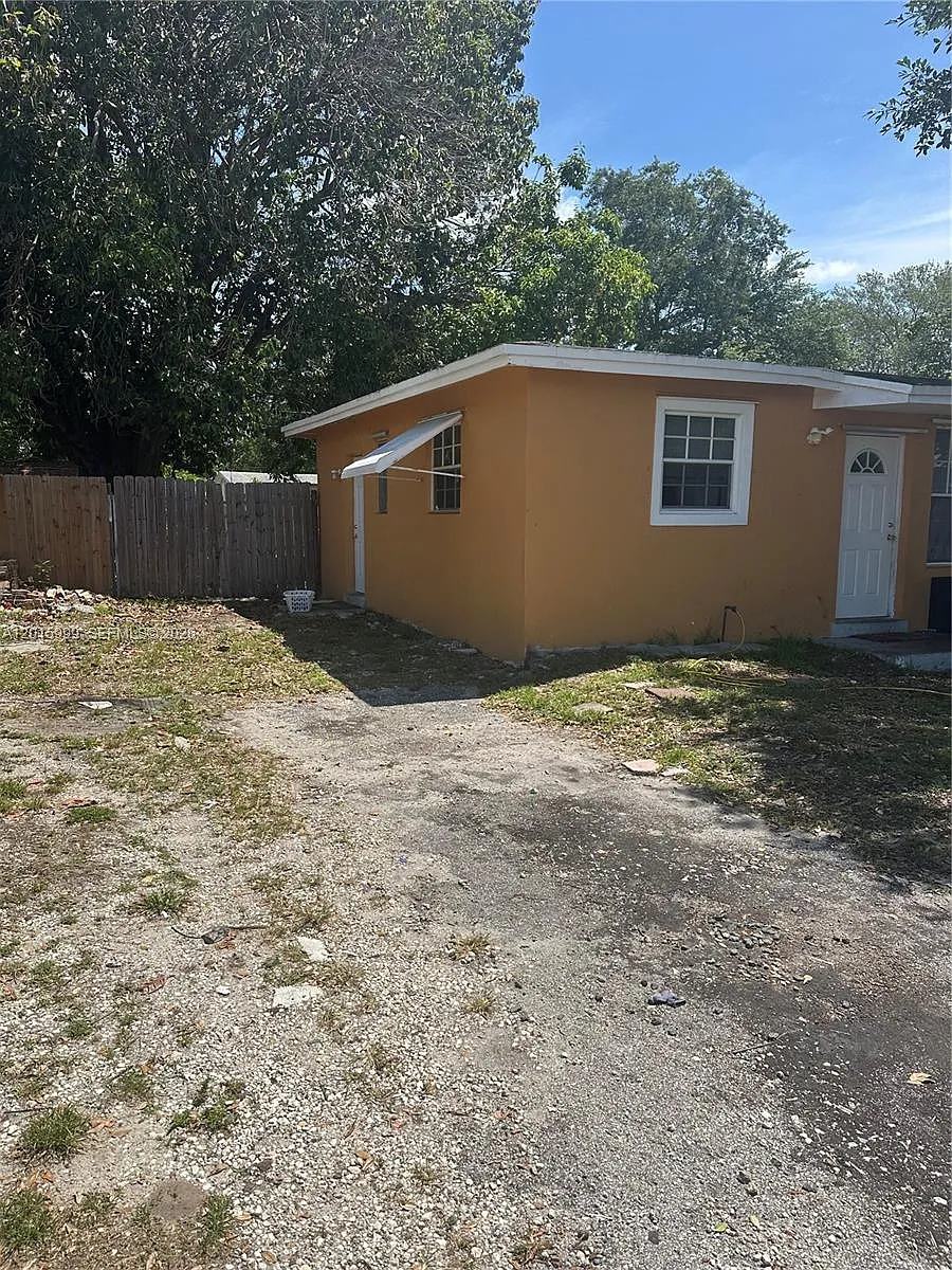 Building Photo - 4141 SW 32nd Dr