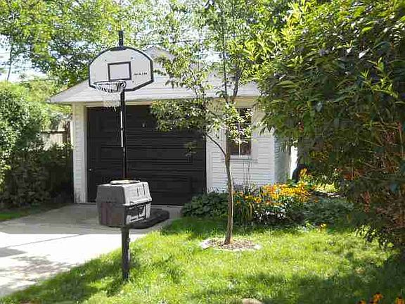 3rd image of 21176 Kenmore Ave