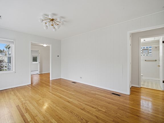 3rd image of 715 Glenwood Ln