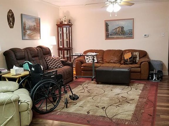 4th image of 1825 Pine Knot Dr