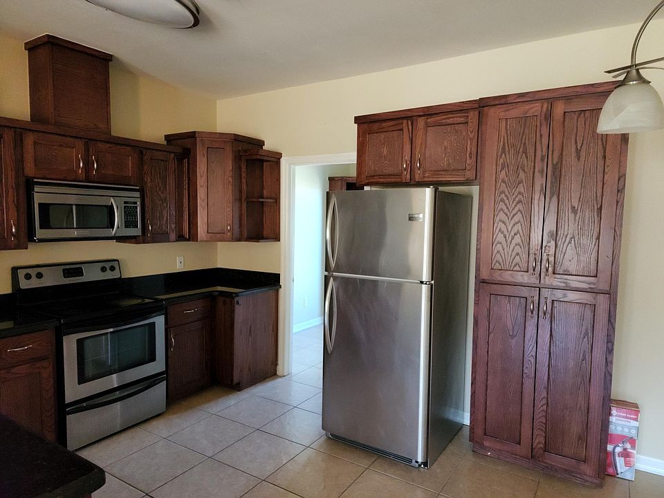 KITCHEN WITH STAINLESS STEEL APPLIANCES