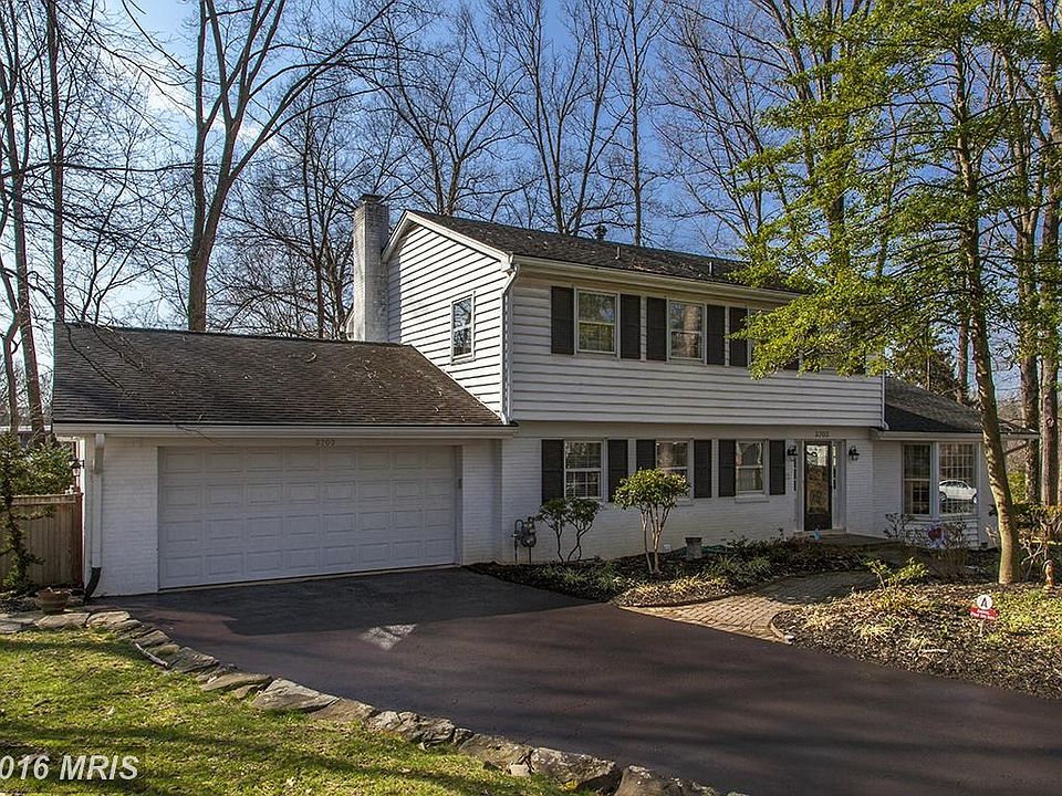 Charming colonial on quiet  cul de sac