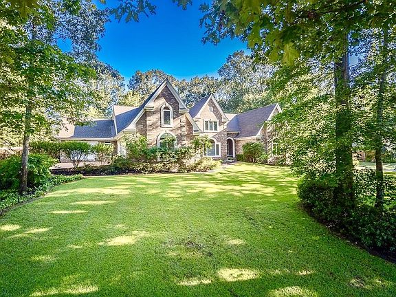 3rd image of 290 Woodsedge Dr