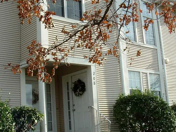 208 Country Club Ct, Rocky Hill, CT 06067