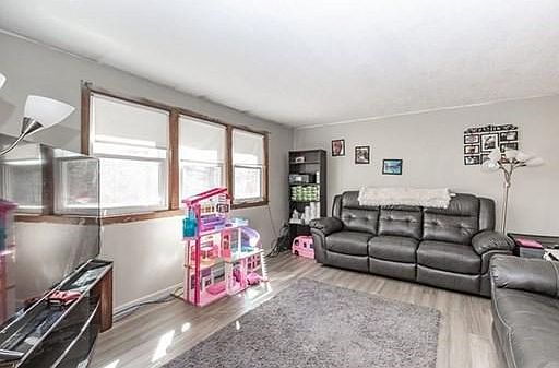 5th image of 118 Woodbine Ave