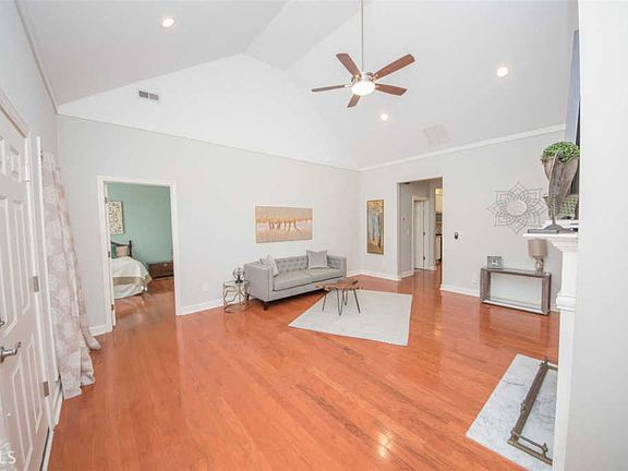 3rd image of 109 Cottage Grv