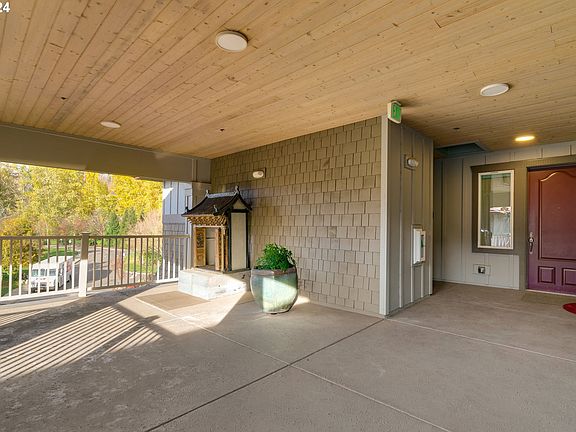 2nd image of 5615 SE Scenic Ln Unit 305