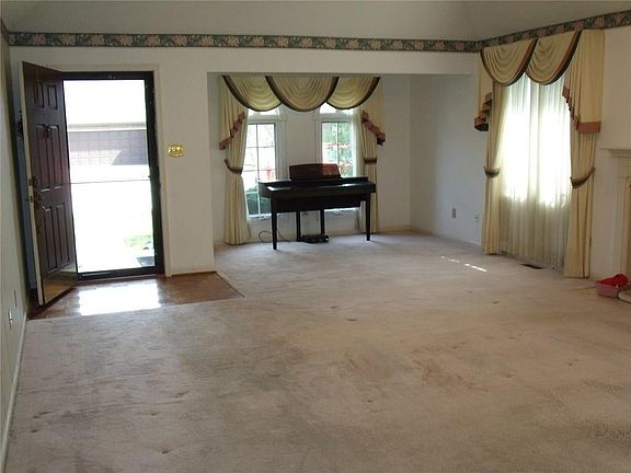 3rd image of 216 Andrews Blvd