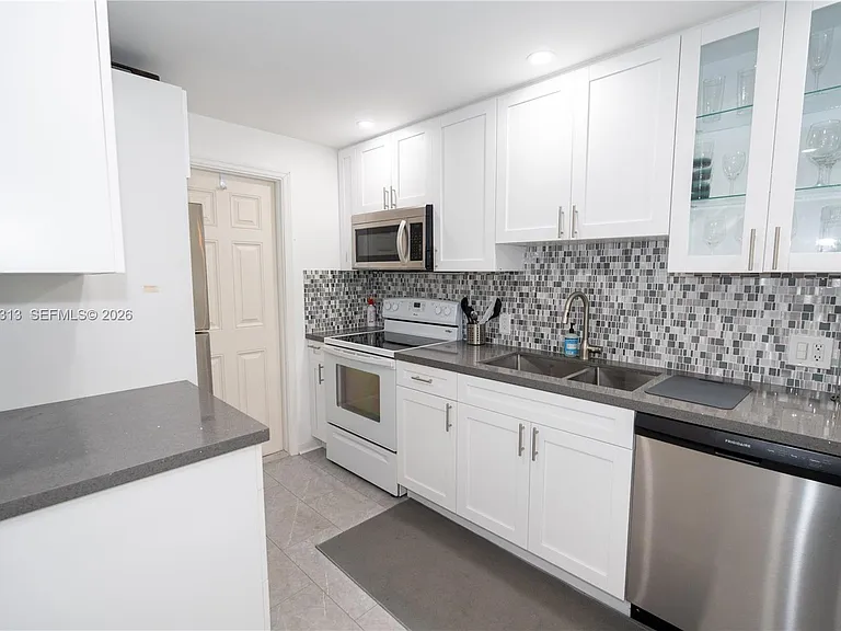 1021 Hillsboro Mile #204 — Photo 12