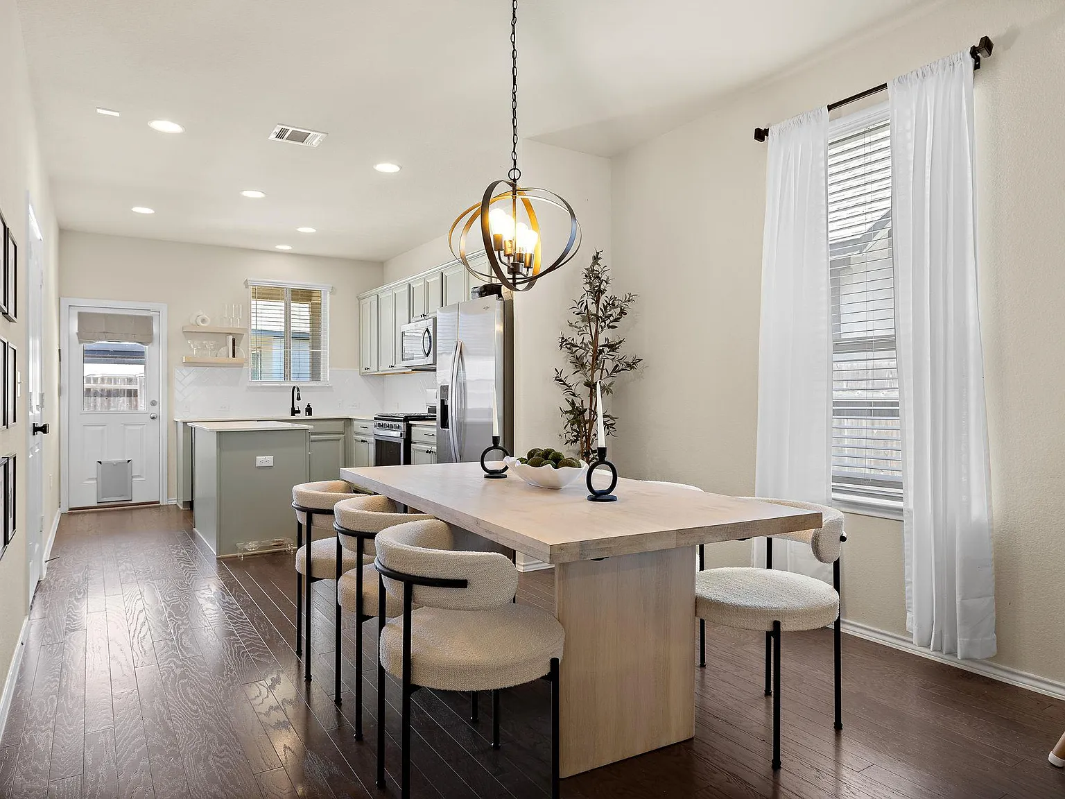 3 bed, 2.0 bath, 1430 sqft, $2,150 — Photo 3