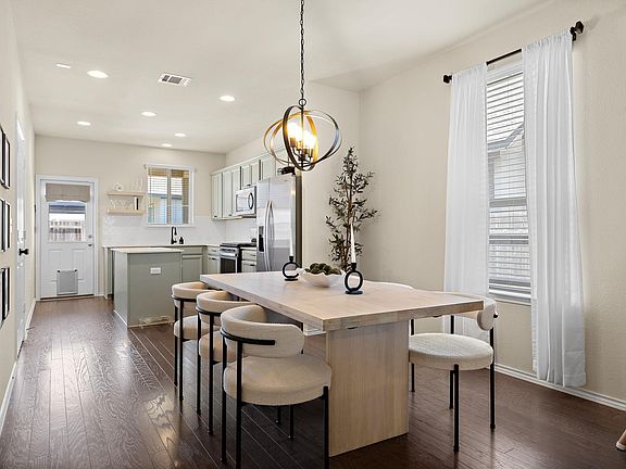 3rd image of 218 Bonnet Blvd