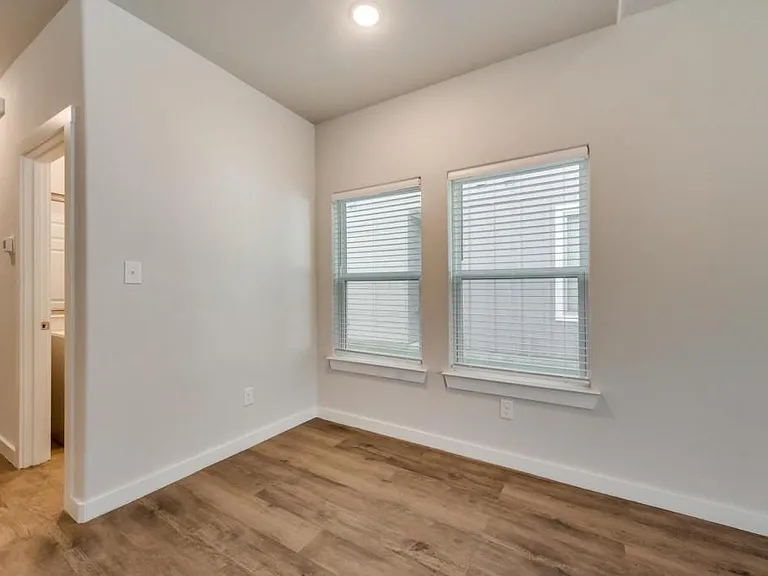 2424 S Fannin Ave — Photo 4