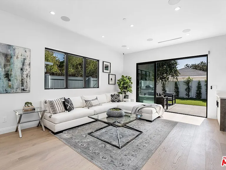 14602 Morrison St — Photo 3