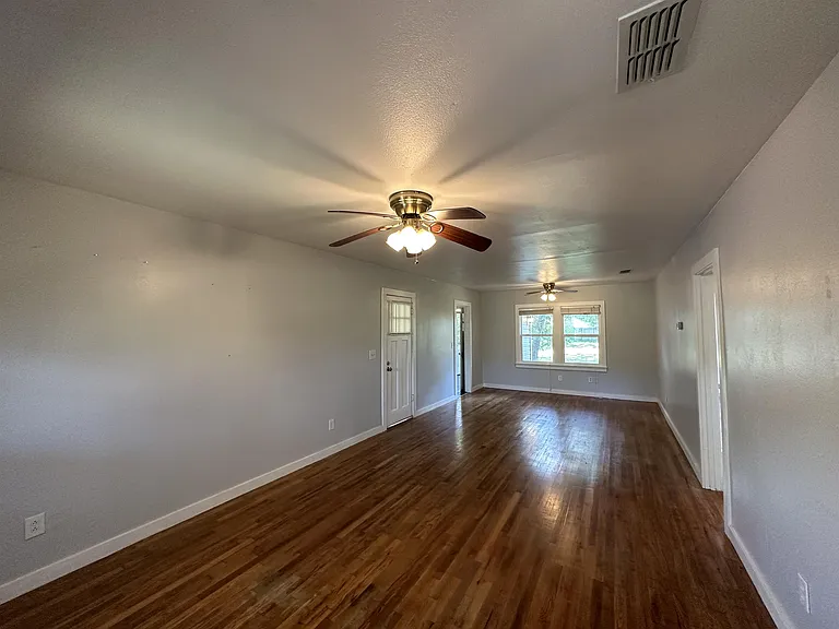208 N Bowie St — Photo 2