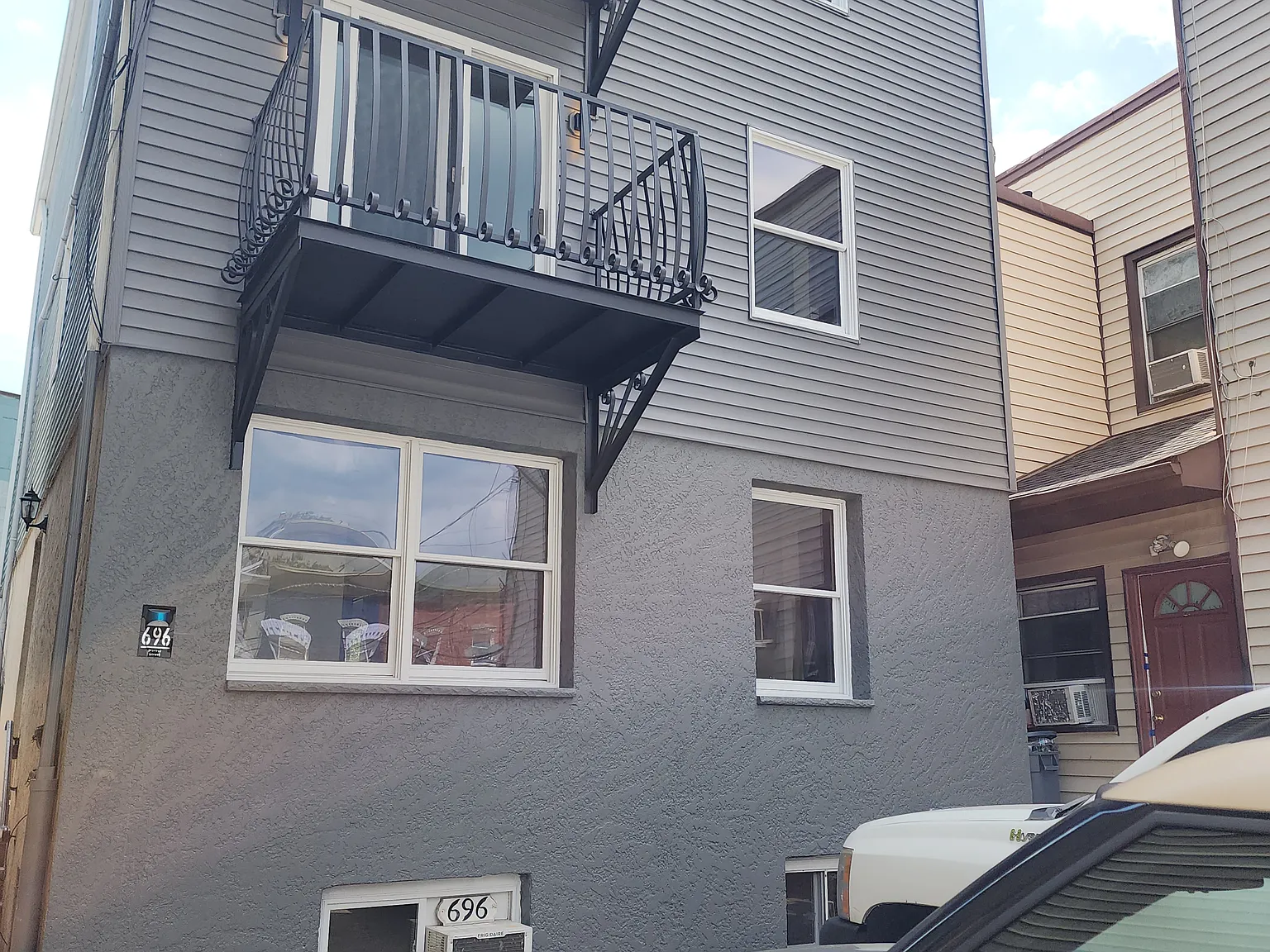 2 bed, 700 sqft, $1,900 — Photo 1