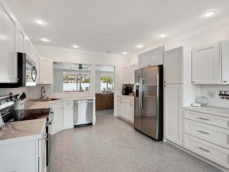 55 N Washington Dr — Photo 12