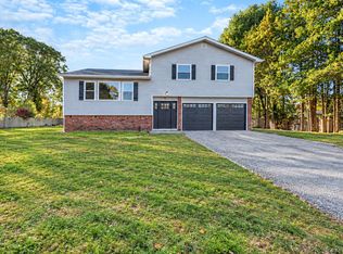 10 Starling Ct, Coram, NY 11727