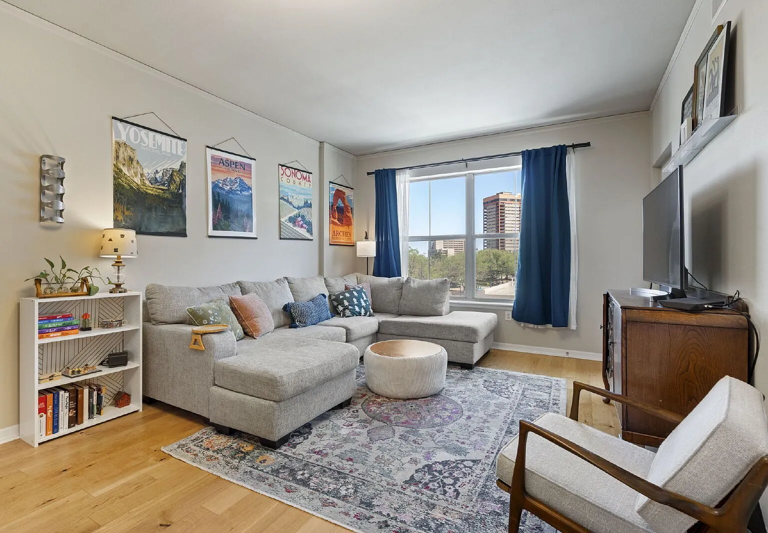 2 bed, 2.0 bath, 886 sqft, $2,050 — Photo 3