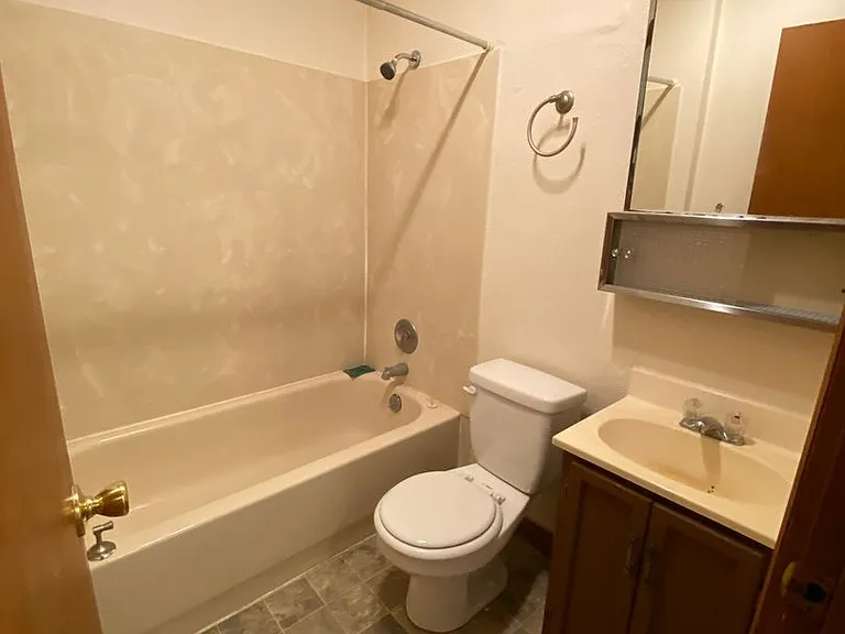 Regis Apartments — Photo 35