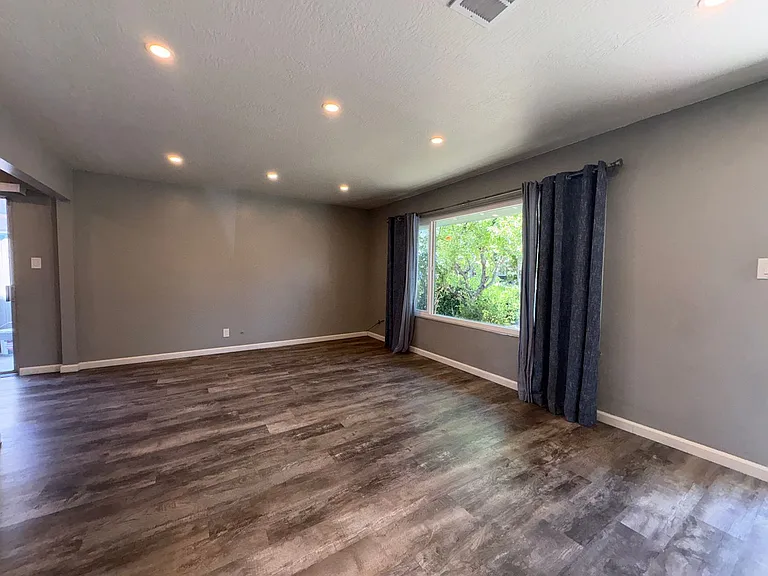 1209 Vienna Ct — Photo 3