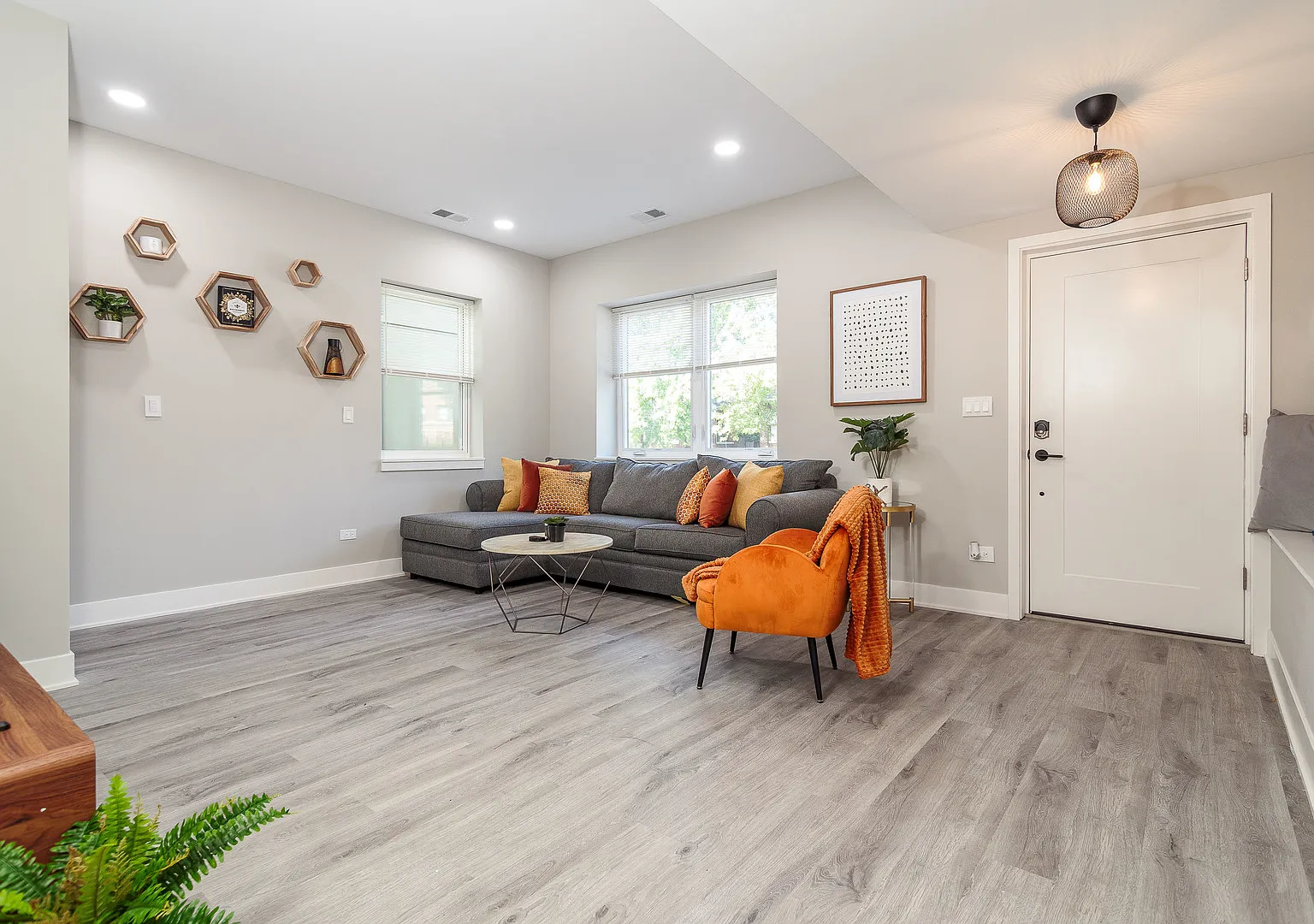 3 bed, 2.5 bath, 2400 sqft, $2,700 — Photo 2