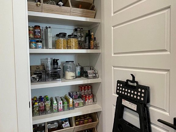Large pantry with plenty of storage
- ORGANIZERS INCLUDED