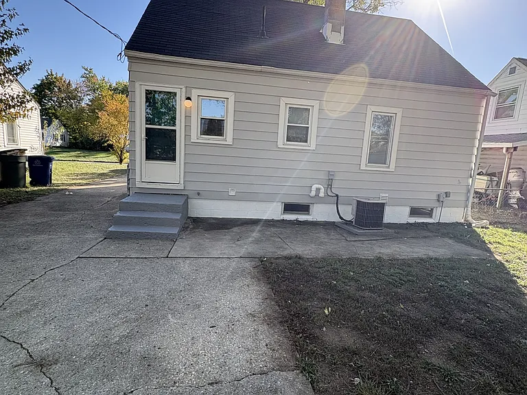 2504 Vendome Dr — Photo 4