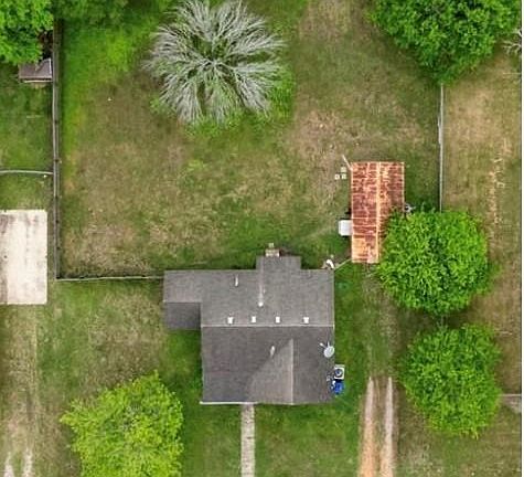 3rd image of 704 Maple St