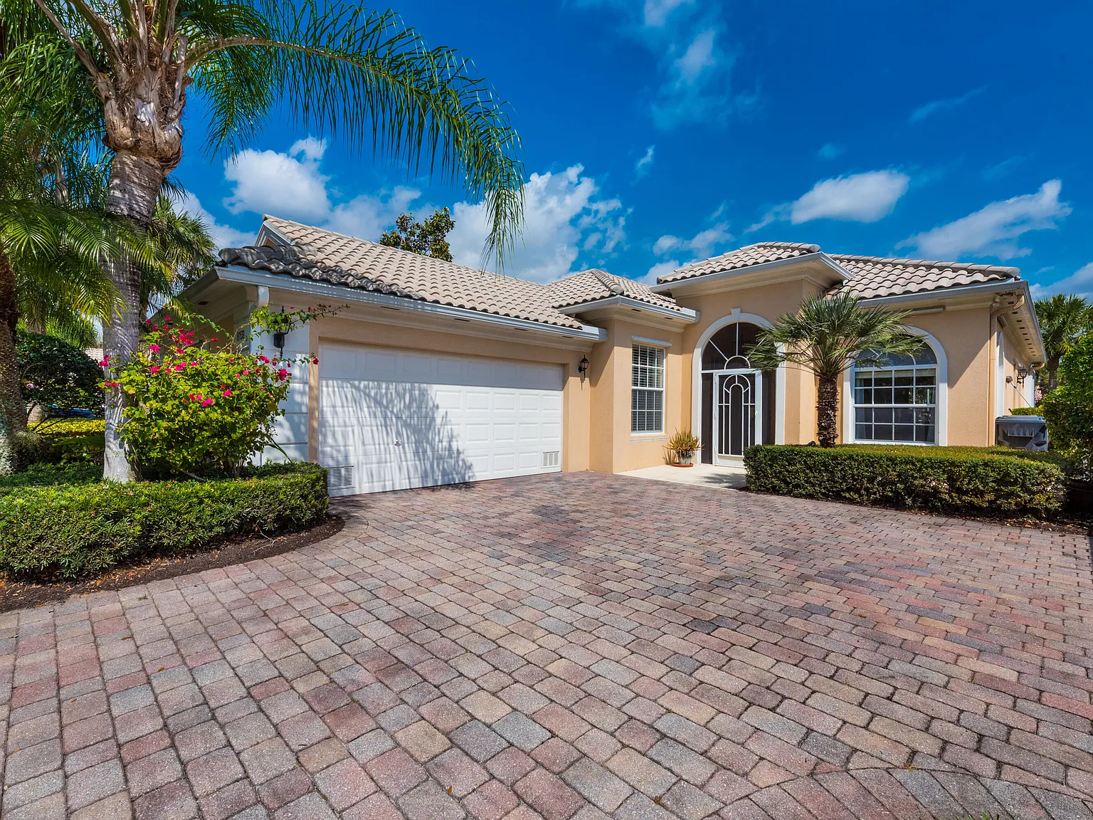 3 bed, 3.0 bath, 2001 sqft, $7,900 — Photo 3