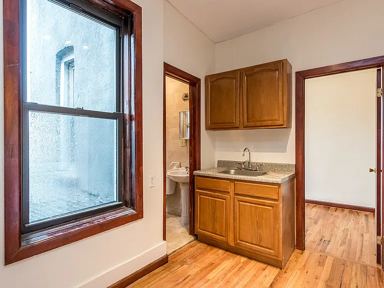 206 Scholes St #25 — Photo 15