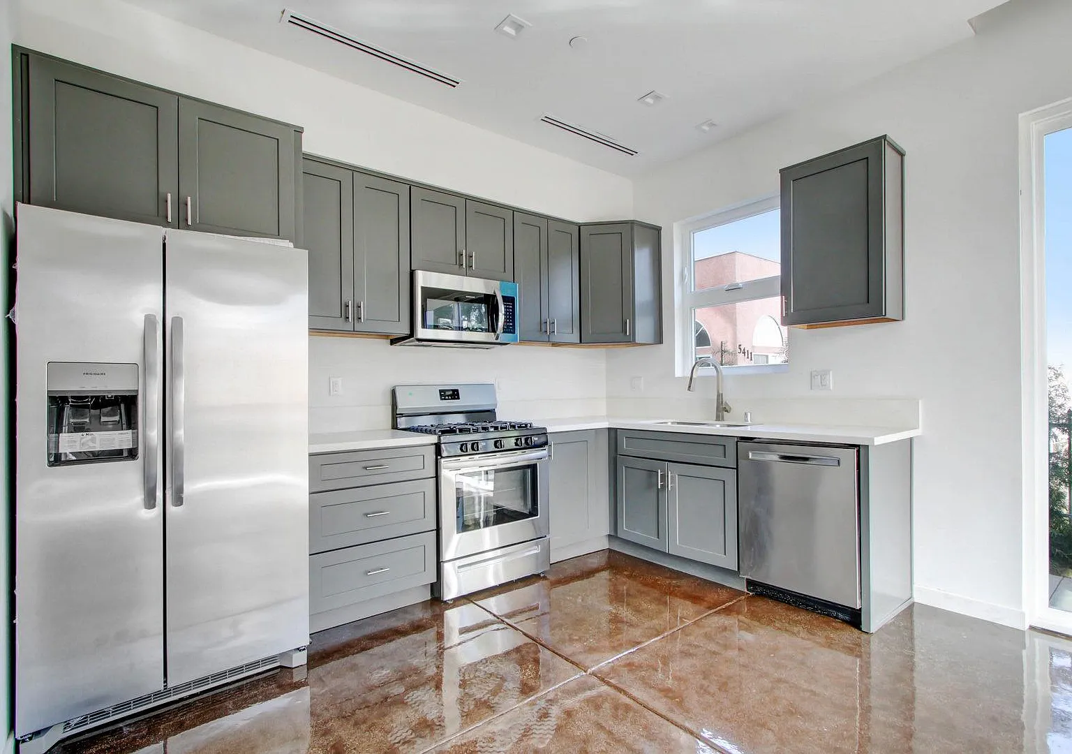 4 bed, 2600 sqft, $4,500 — Photo 2