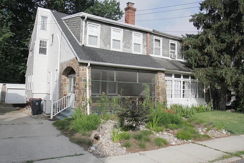 3 bed, 1.5 bath, 1244 sqft, $2,300 — Photo 2